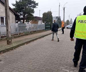 Sąsiedzi usłyszeli strzał, ciało kobiety leżało przy bramie. Nie żyje żona byłego policjanta