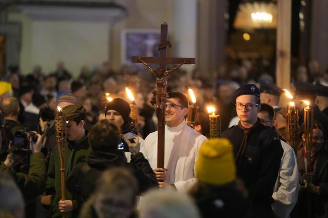 Tłumy wiernych przeszły przez stolicę. Centralną Drogę Krzyżową poprowadził kardynał Nycz