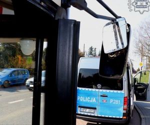 Nastolatek ubrany jak latem jechał w kapciach autobusem