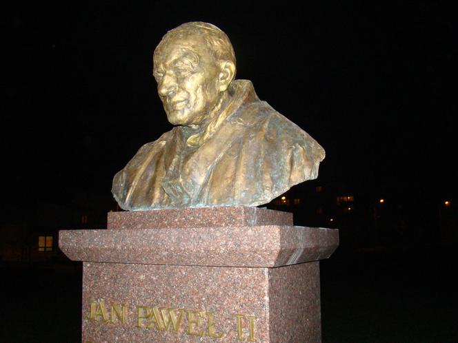 Popiersie św. Jana Pawła II na os. Dolnośląskie