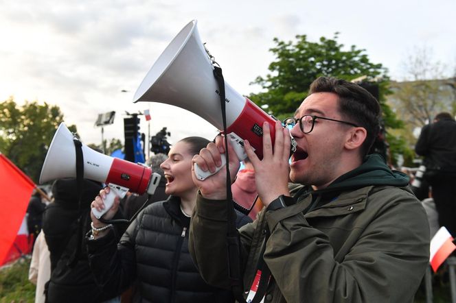 Tłumy pod siedzibą TVP. Debatę Trzaskowski–Nawrocki oglądają na telebimie