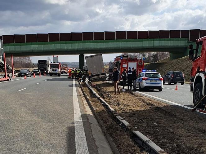 Wystrzał opony w ciężarówce na A4