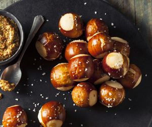 Chrupiące z zewnątrz, miękkie w środku. Preclowe kąski, które uzależniają