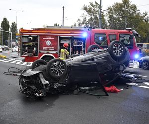 Dachowanie w Warszawie! Wcześniej na tej ulicy doszło do śmiertelnej masakry