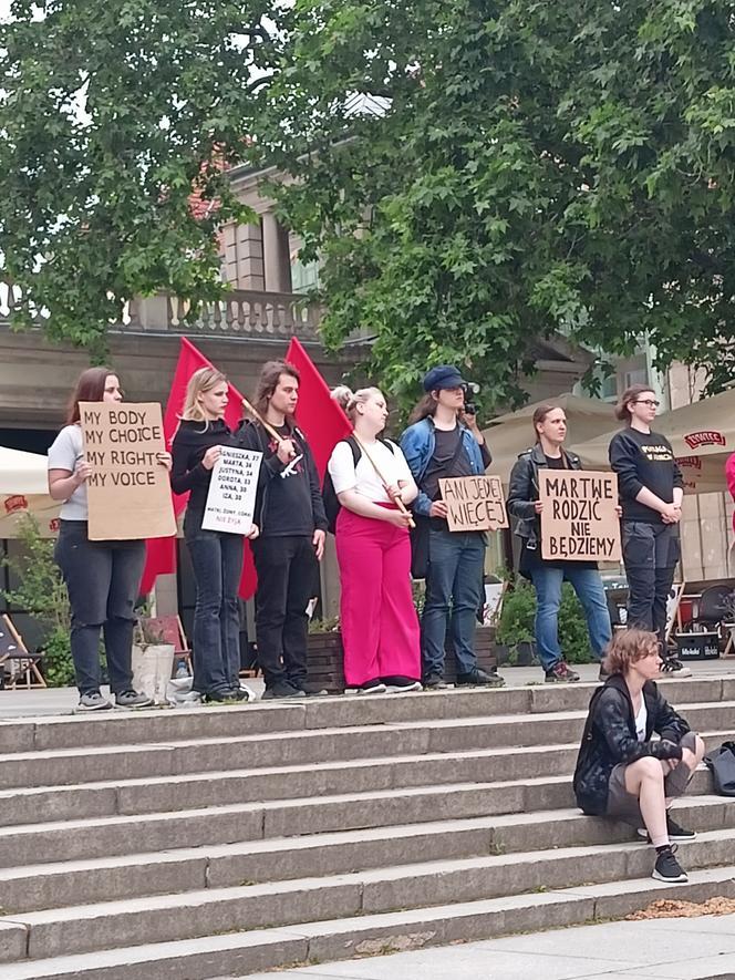 Protesty "Ani Jednej Więcej!" w całej Polsce. Kobiety wyszły na ulice po śmierci Doroty