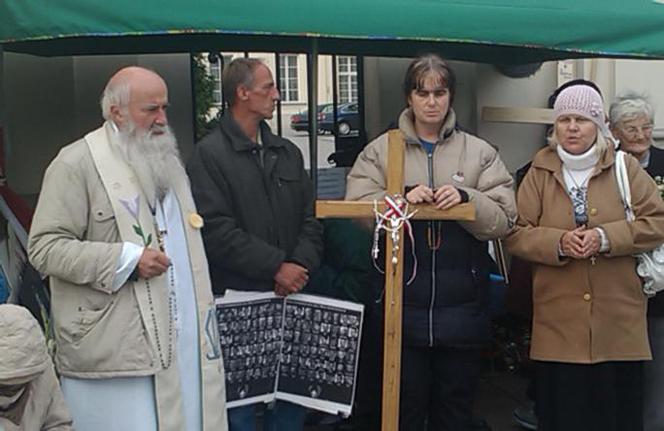 Krzyż zniknął sprzed Pałacu. Gdzie jest krzyż?