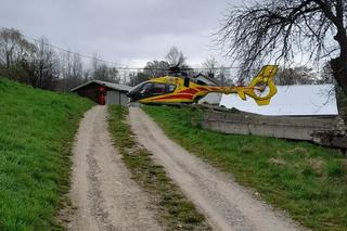 Rzepiennik Biskupi. Ciężarówka przewróciła się podczas rozładunku trocin
