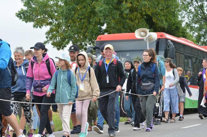 „Wychodzimy z Księżomierzy”. Słoneczny dzień pątników w drodze na Jasną Górę! ZDJĘCIA