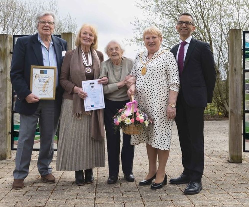 Ta pielęgniarka ma 101 lat i nadal jest aktywna. Oto jej przepis na długowieczność