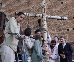 Zwieńczeniem teatralnego weekendu była niedzielna prezentacja egzaminu studentów III roku aktorstwa Uniwersytetu Andrzeja Frycza Modrzewskiego pt. „Prorok Ilja – nieprawdopodobna historia w XIV scenach”