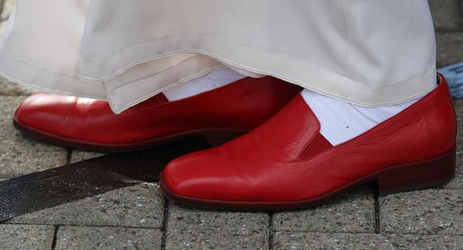 Zabiorą papieżowi czerwone buty