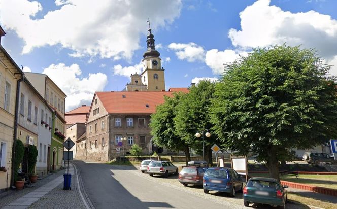 Ta wieś jest ozdobą Dolnego Śląska. Są tu słynne drewniane domy tkaczy 