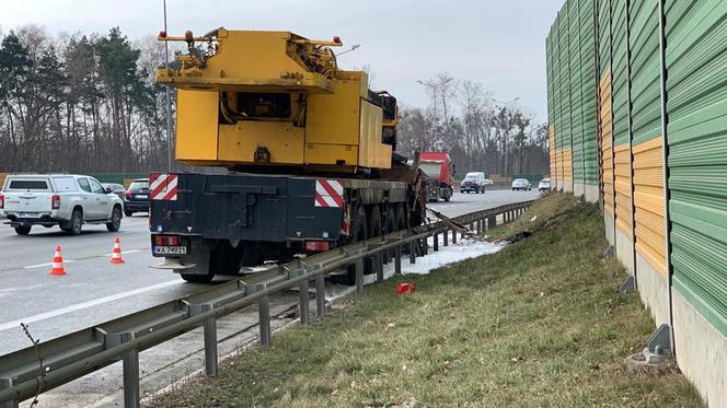 Warszawa. Wielkie jęzory ognia na S8. Płonął dźwig "KRYM". Gigantyczny korek