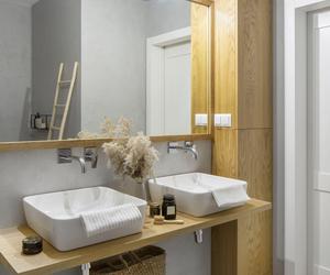 Łazienka w szarości i drewnie – delikatny minimalizm