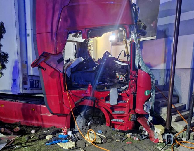 Ciężarówka wjechała w dom pod Siedlcami