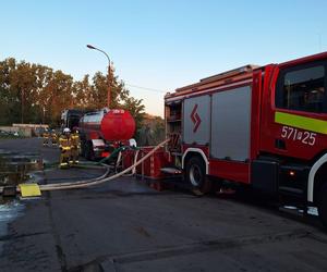 Ogromny pożar na terenie zakładu recyklingu odpadów w Rawiczu