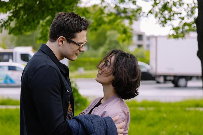 Na Wspólnej odc. 3329. Maks Brzozowski (Adam Fidusiewicz), Paula (Helena Ganjalyan)