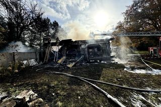 Łódź. Ogromny pożar garażu. Spłonęło kilkanaście pojazdów [ZDJĘCIA].