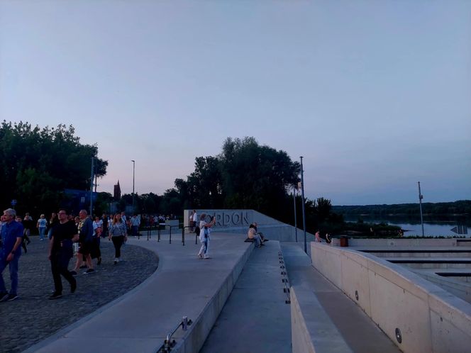 Magiczna Noc Świętojańska w Starym Fordonie. Spacer pod gwiazdami przyciągnął bydgoszczan i turystów