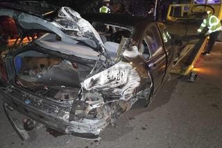 Nocny wypadek w Jarosławiu. Nastolatek wjechał w schody i budynek 