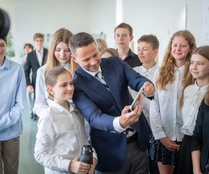 Rewolucja w warszawskich szkołach. Rafał Trzaskowski: Nowe strefy powstaną w każdej placówce