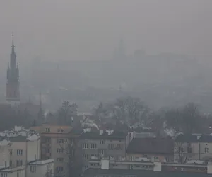 Kraków nadal tonie w smogu. Normy przekroczone sześciokrotnie. Co robić, aby się przed nim chronić?