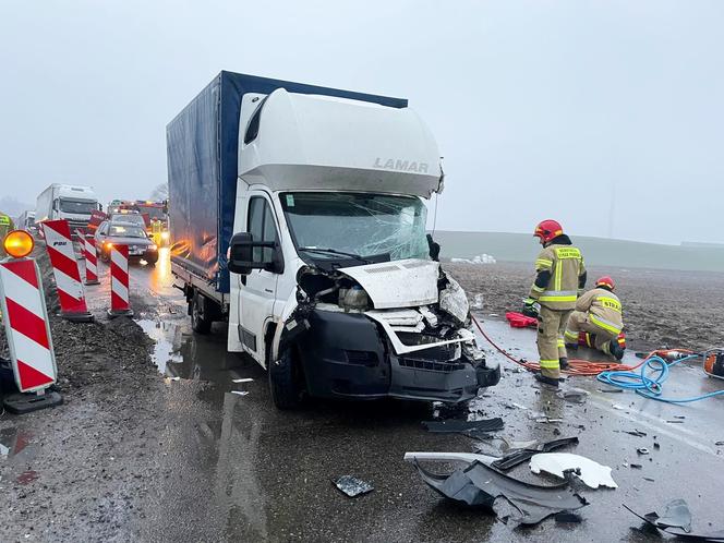 Wypadek na DK 15 w Rożentalu. Bus zderzył się z ciężarówką. Jedna osoba ranna