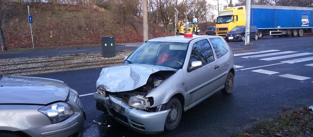 Śliska nawierzchnia daje się we znaki kierowcom - wypadek na Lubickiej