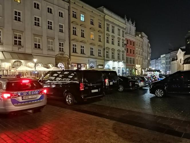Krakowski Rynek pełen policji i służb
