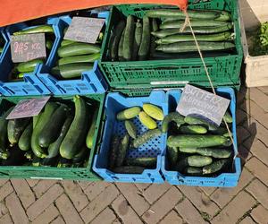 Ceny warzyw i owoców na targu w Amsterdamie