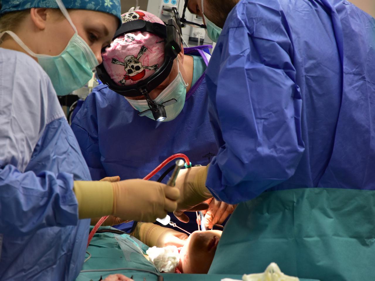 Zrobili chłopcu szczękę z nogi