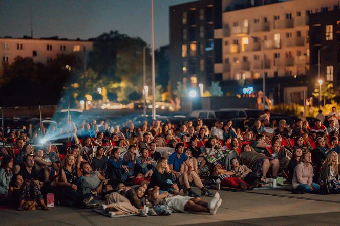 Tłumy ludzi i świetna atmosfera. Wystartowało plenerowe Kino Letnie w Centrum Historii Zajezdnia [GALERIA]