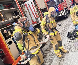 Pożar w Jaworze. Strażacy i policjanci uratowali mężczyznę z zadymionego mieszkania