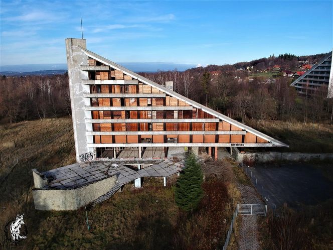 Najdziwniejszy budynek w województwie śląskim. To betonowa Utopia w Sercu Beskidów