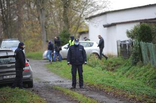 Rzucił się na policjantów z nożami, zastrzelili go