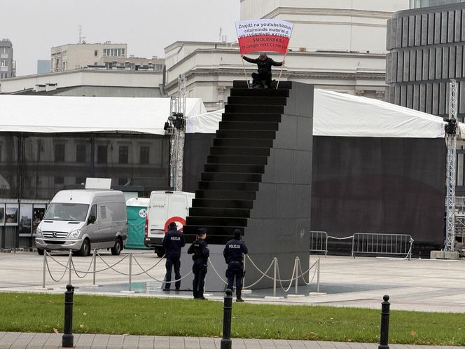 Incydent na placu Piłsudskiego w Warszawie. Mężczyzna wszedł na pomnik Ofiar Tragedii Smoleńskiej. „Zostanie w szpitalu”