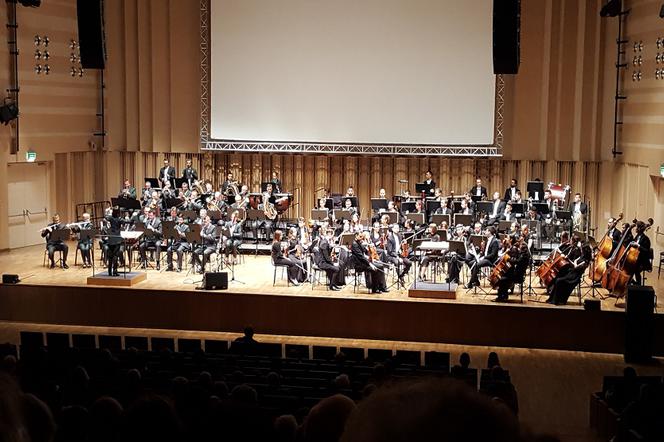 Muzyczna bitwa między filharmonikami a Gorzowską Orkiestrą Dętą.