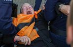 Aktywistka Katarzyna Augustynek zatrzymana przez policję podczas kontrmanifestacji na trasie pikiety przeciwko imigracji
