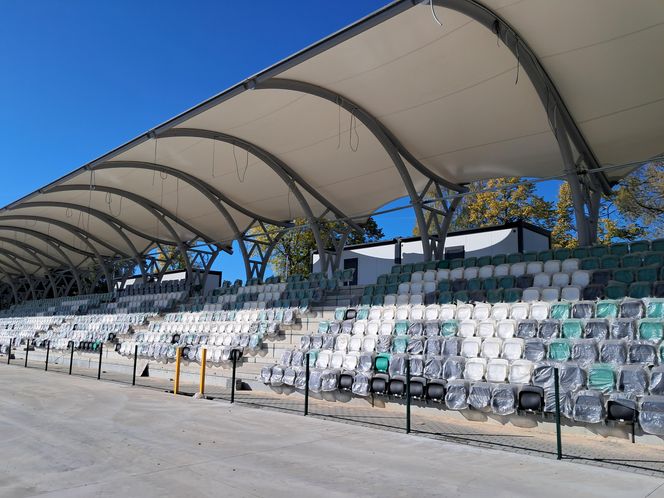 Budowa stadionu w Starachowicach. Na murawie już zielono