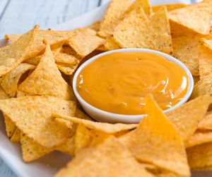 Jak zrobić sos serowy do nachos? Prosty sposób na aromatyczny dip