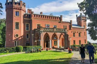 Ten pałac w woj. warmińsko-mazurskim wygląda jak z bajki. Powstał w XIX wieku 