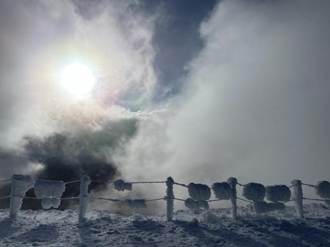 Sroga Śnieżka zimą! Te zdjęcia robią wrażenie! [GALERIA]