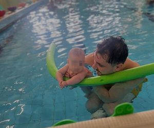 Daniel Martyniuk uczy syna pływać