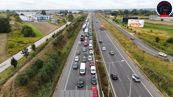 Osobówka wbiła się między dwa tiry. Dramatyczny wypadek na S8