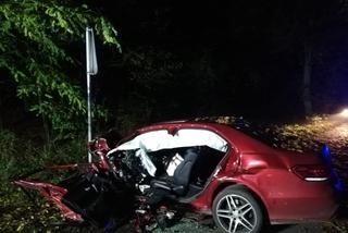 Mercedes Klasy E uderzył w drzewo, nie żyje kierowca