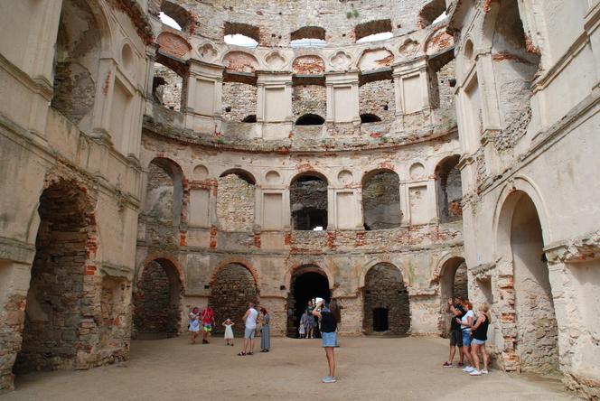 Zamek Krzyżtopór - jak zwiedzać, żeby się nie znudzić? Zdjęcia, aplikacja, historia