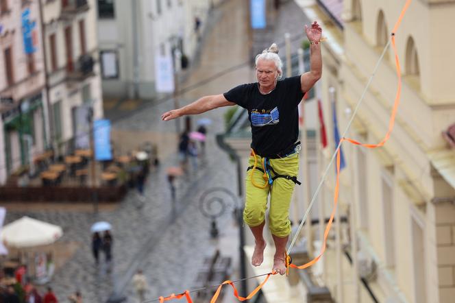   Urban Highline Festival 2023 w Lublinie. Slacklinerzy robią cuda na linach!