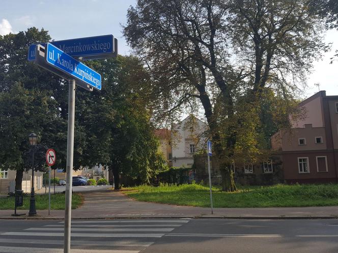 Zmienia się skwer na rogu Wałowej i Marcinkwoskiego w Lesznie. Będą nowe nasadzenia i budka meteo