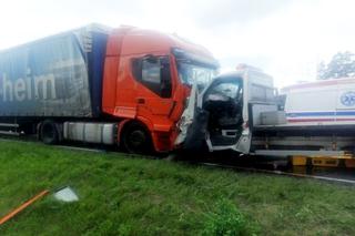 Droga krajowa nr 57. Śmiertelny wypadek w Nowinach. Ciężarówka zderzyła się z busem! [ZDJĘCIA]
