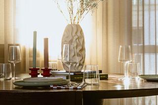 Metamorfoza mieszkania w bloku na warszawskich Bielanach wg projektu pracowni Kanon Design – stół z dekoracją